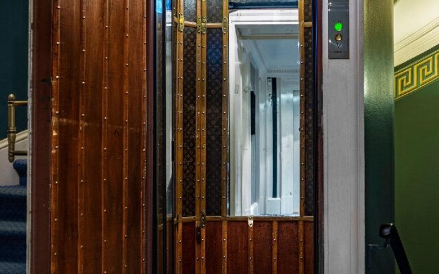 Le Dokhan’s Paris Arc de Triomphe, a Tribute Portfolio Hotel