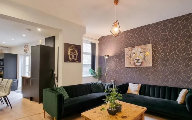 Rustic Ebony Suite With Free Parking