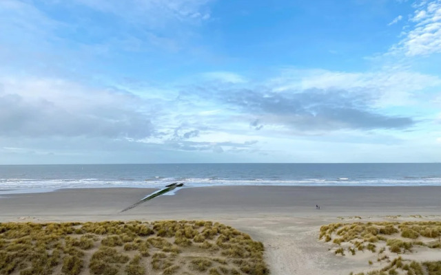 Sea Wall Retreat With Views