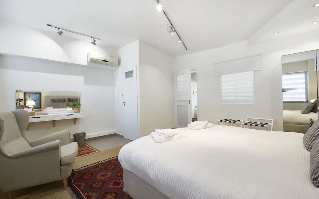 Chloe Boutique Apartments
