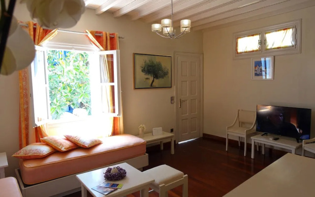 Le Coq Apartments