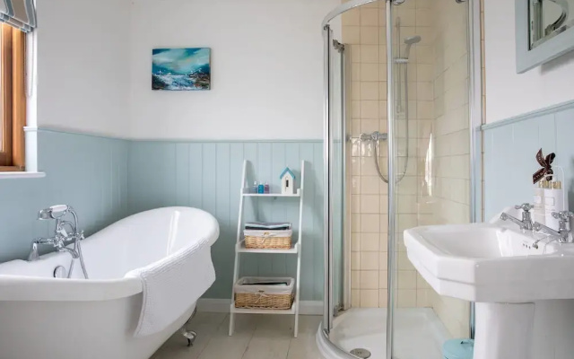 Tranquil Family Retreat 5 min to Beach Garden