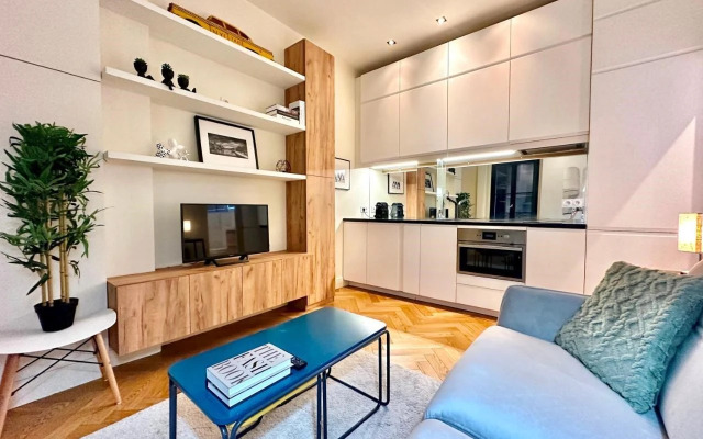 Family Apartment In Front Of The Eiffel Tower