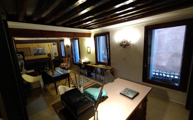 Studio Apartment San Marco 1825 fully sanitzd