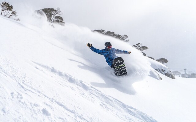 Torino 6 - Lake Jindabyne & Snowy Mountain Views