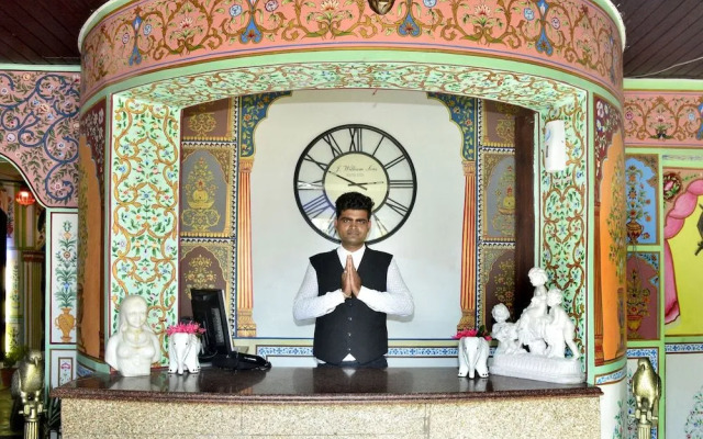 Oyo 15214 Mahal Rajwada Resort