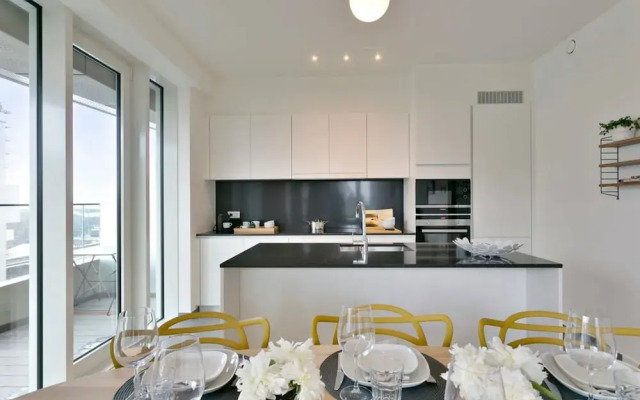 Bright Modern Apartment With Terrace Near Beach