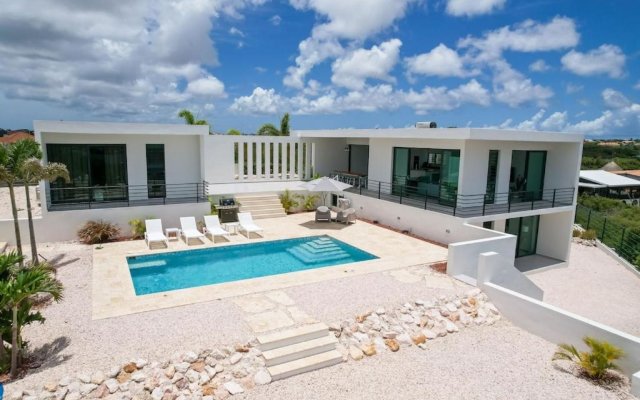 Villa White Sand - Charming villa with breathtaking view over the Spanish Water and indoor Game Room