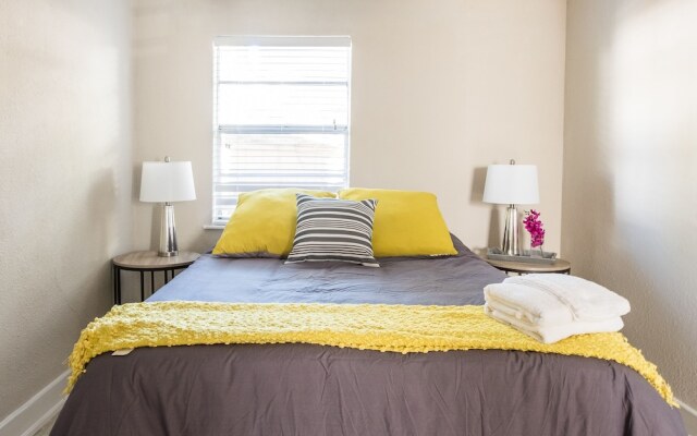 SoHo 2 BR with Parking and WiFi by Frontdesk