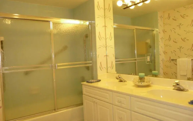 Cozy Beachfront Condo With Pool and Tennis Courts