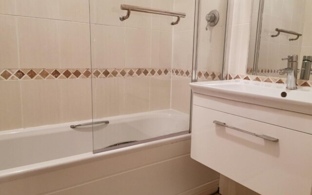 Fabulous,3 bedrooms, garden, hot tub, sleeps 8.