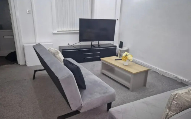 2-bed - Sleeps 6 - Free Parking