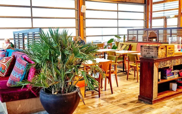 Spacious Lodge With 2 Bathrooms, Near the Sea