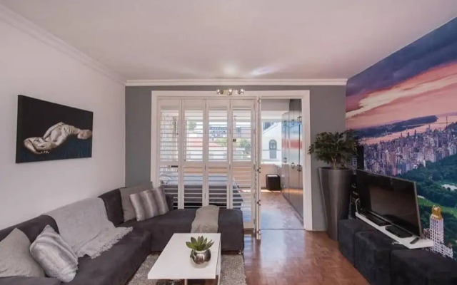 Open-plan 1 Bedroom Apartment In Green Point