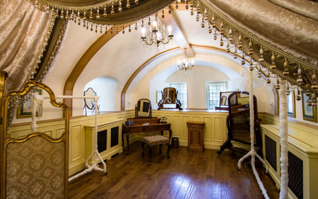 Crossbasket Castle Hotel & Restaurant