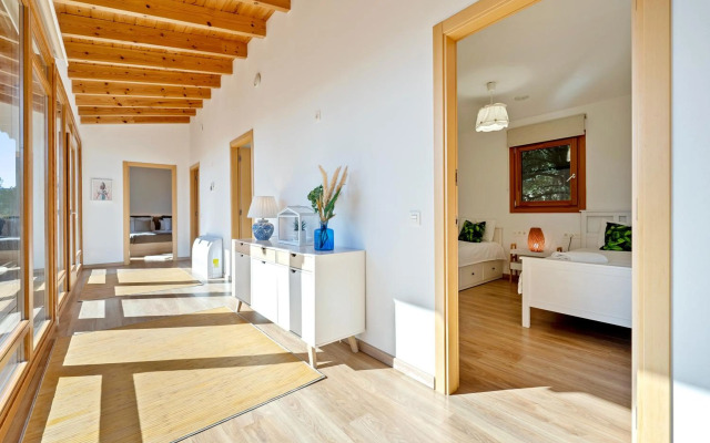 Casa nórdica en el bosque con vistas al mar