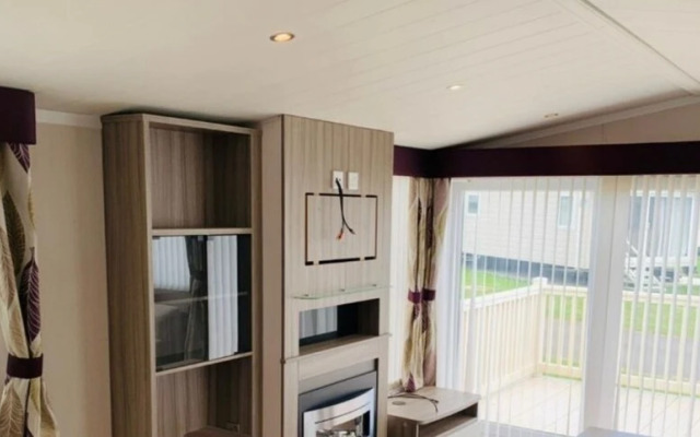 Luxury Caravan Only 10 Mins From the Beach