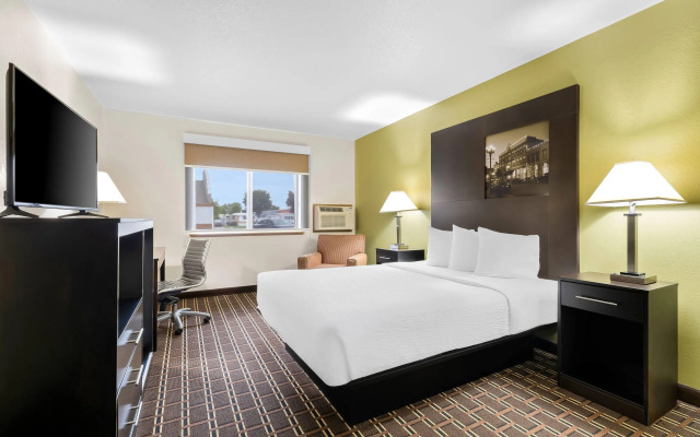 Super 8 by Wyndham La Crosse
