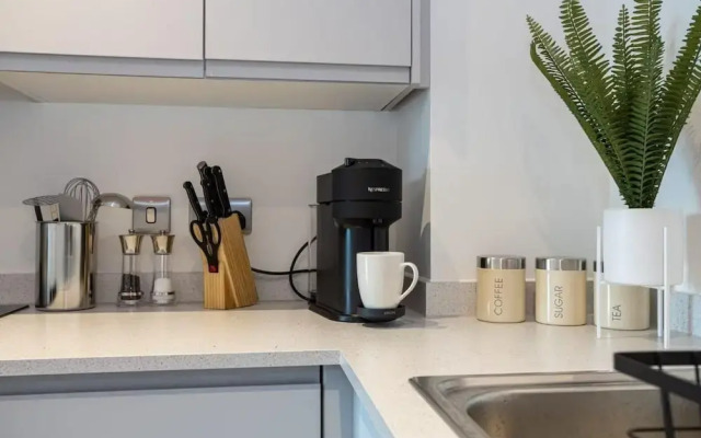 Warrington - House - Sleeps 10 - Parking - Garden