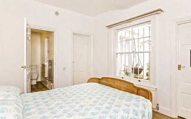 Light and Open 2 Bedroom Flat by Gloucester Road