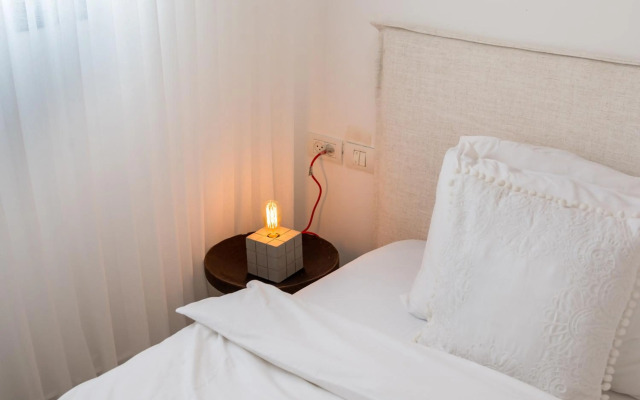 Walk to Beaches from an Arty New-Build Apartment