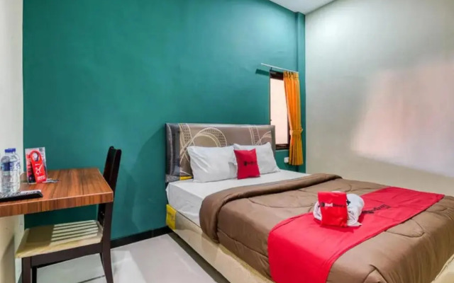 RedDoorz Syariah near Airlangga University Campus B