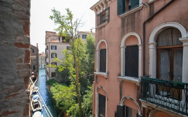 Venice Grand Canal Style Apt 3 by Wonderful Italy