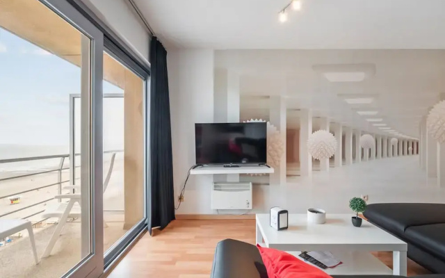 One-bedroom Flat With sea Views and Parking