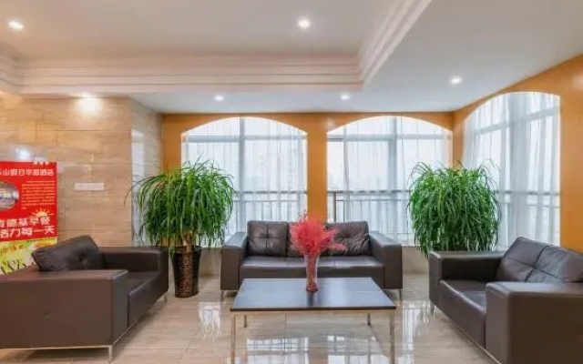 Holiday Huadu Hotel (Zhumadian Railway Station)
