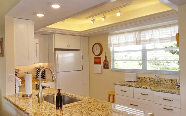 Island-style Condo With Pool, spa and Steps to Beach