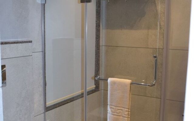 Hotel Deep Clarks Inn Lucknow