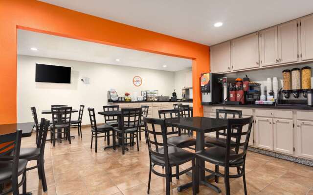 Howard Johnson by Wyndham Waterloo/Cedar Falls