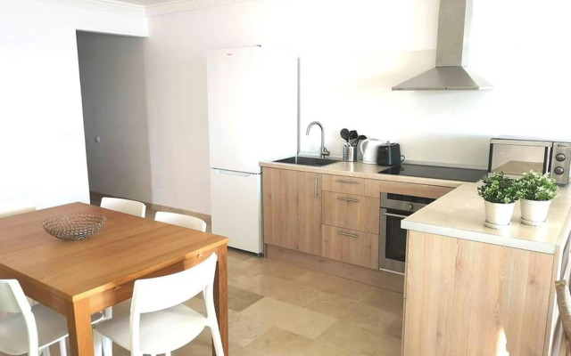 Amazing 3bedroom flat with seafront views & pool by SharingCo