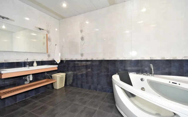 North Ave. apartment by Luxe Group HH777