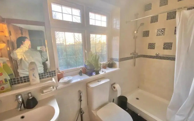 2-bed Apartment in High Wycombe Private Garden