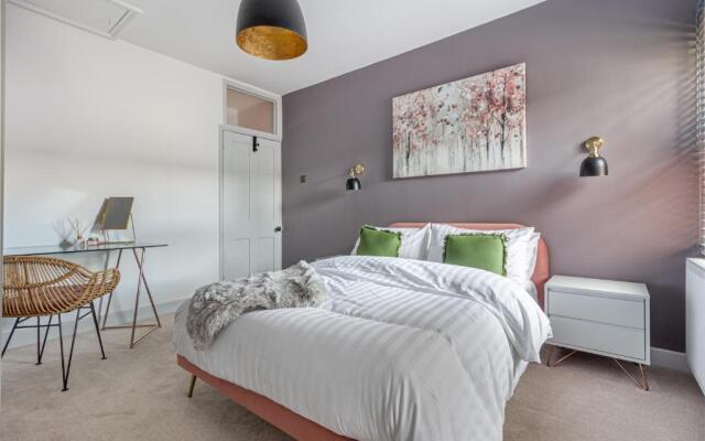 2 Bedroom House- Hereford City Centre with Parking