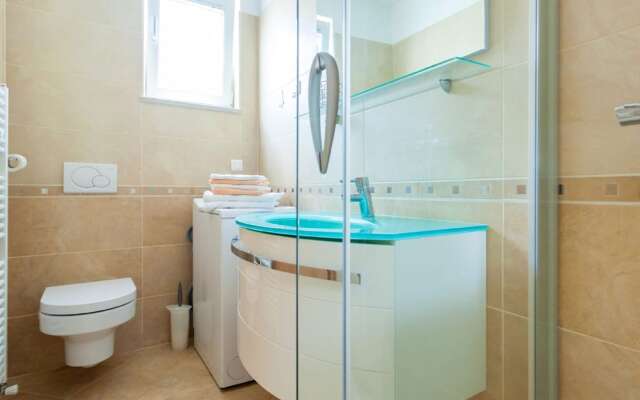 Spacious Apartment in Vantacici near Sea
