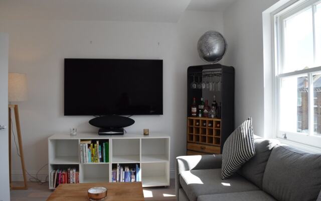 Bright 2 Bedroom With Balcony in Wandsworth