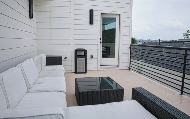 Luxury 3BD Rooftop Home in Dwtwn HTX.