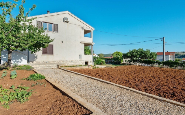 Quaint Apartment in Posedarje With Garden