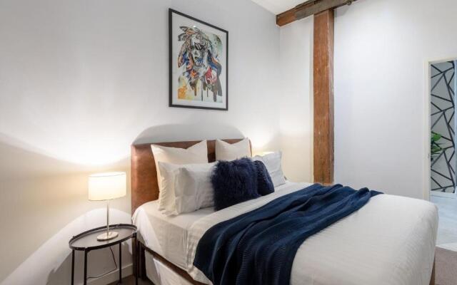 Luxury 3 brm 2 bath Woolstore apt with Courtyard