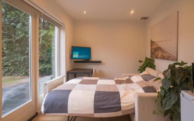(left) Garden Suite in Villa near TUe and Centre
