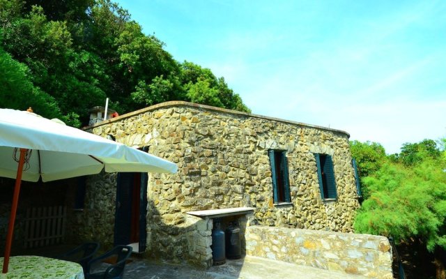 Beautifully Situated Detached Cottage With View On And Private Access To The Sea