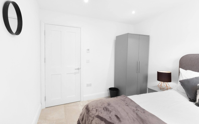 Modern 4 Bedroom Apartment in London with Parking + Garden