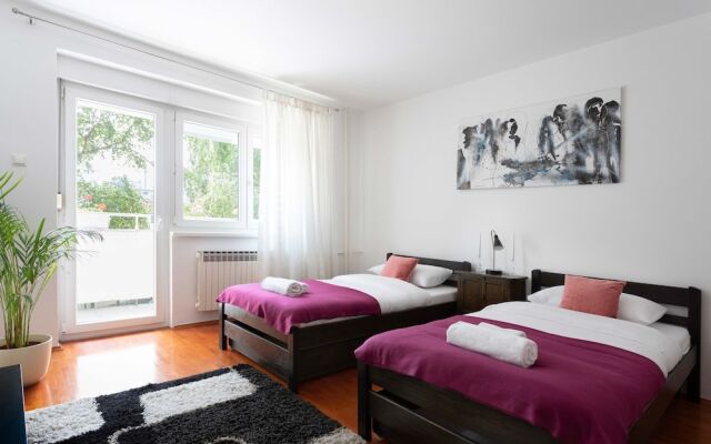 Bright 2bdr Apartment With a Balcony