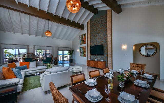 Massive Oceanfront Villa - Spa - Sauna - Gameroom - Malmok!