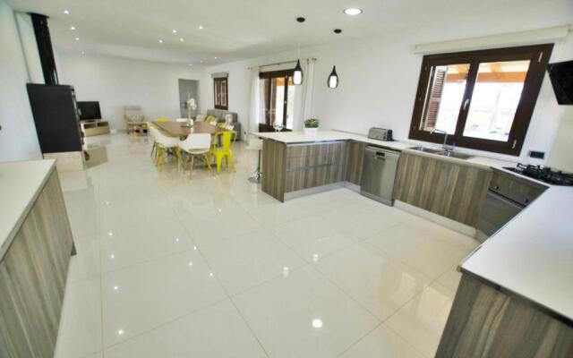 Villa Mediterranea for 10 , new luxury Villa .