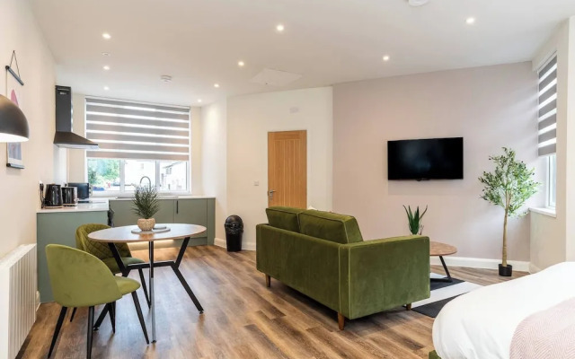 Stylish Central Studio Steps to DMU & LRI