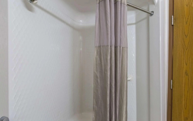 Motel 6 Baraboo, WI - Lake Delton