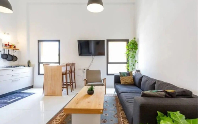 Beach Home in Tel Aviv near Water
